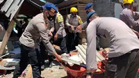 Brimob Polda Jatim membantu penanganan korban gempa Malang. (Dian Kurniawan/Liputan6.com)