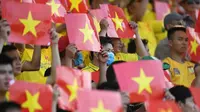 Penonton memadati pertandingan Pho Hien FC and Thanh Hoa FC. (AFP)
