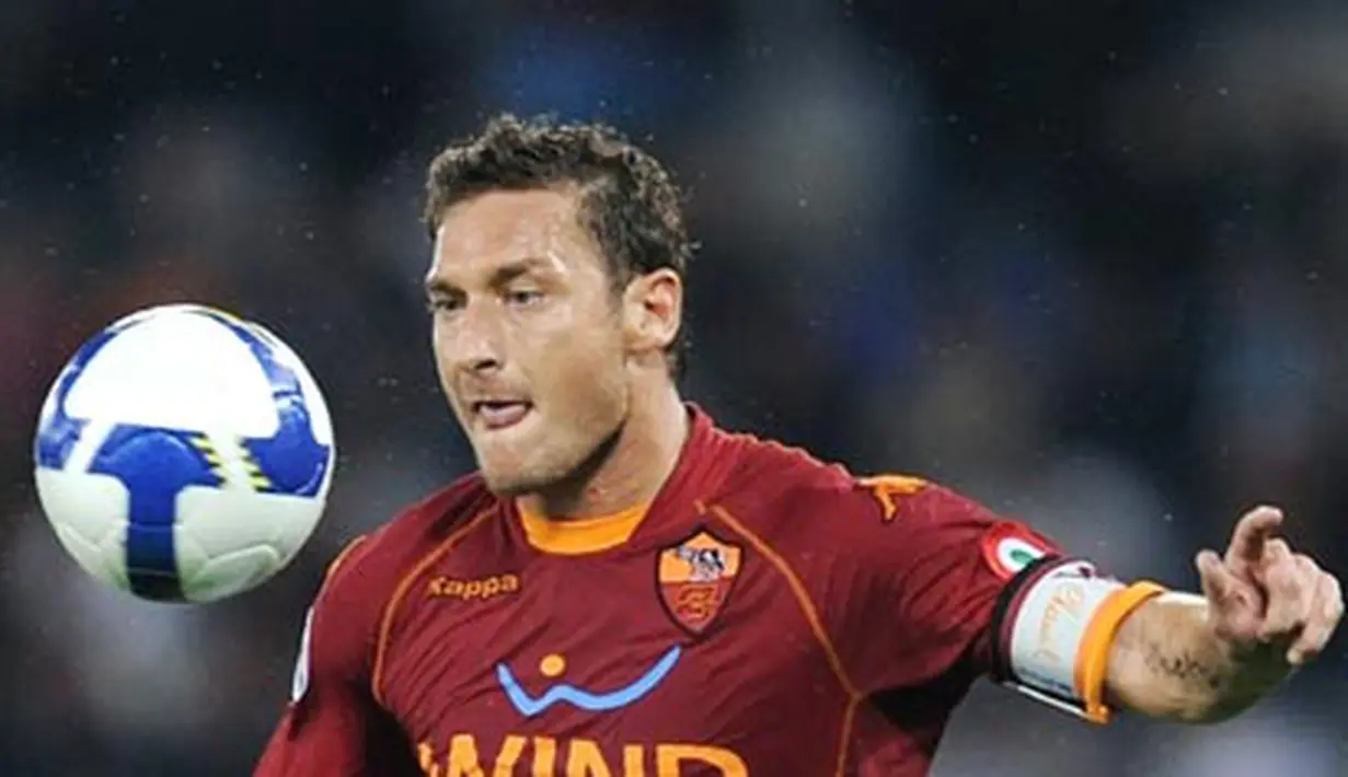 AS Roma&#039;s forward Francesco Totti controls the ball during Italian Serie A match against Inter Milan on October 19, 2008 at Rome&#039;s Olympic Stadium. AFP PHOTO/FILIPPO MONTEFORTE 