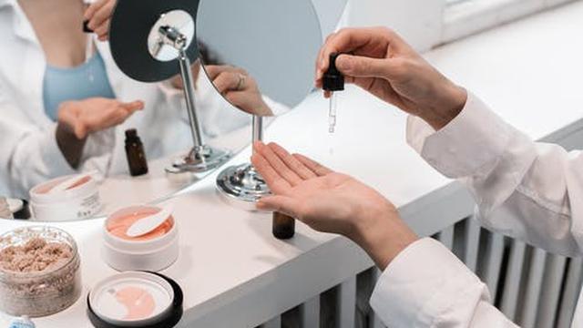 Menggunakan Eye Cream