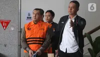 Wakil Menteri Imigrasi dan Pemasyarakatan (Wamen Imipas), Silmy Karim (kiri), dikawal petugas menuju mobil tahanan usai menjalani pemeriksaan intensif di Gedung Merah Putih Komisi Pemberantasan Korupsi (KPK), Jakarta, Kamis (4/6/2026). (Liputan6.com/Helmi Fithriansyah)
