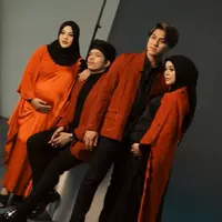 Menjalani masa kehamilan secara bersamaan, Aurel Hermansyah dan Lesty Kejora kerap melakukan aktivitas bersama. Dua bumil ini sama-sama mengandung anak pertama yang membuat mereka kerap menghabiskan waktu bersama. (YouTube/AH)