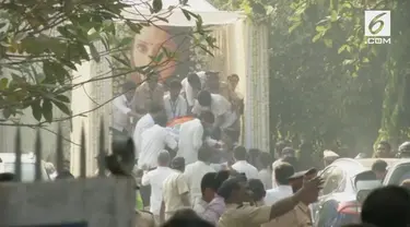 Pemakaman Sridevi Kapoor dipadati oleh ribuan penggemar. Deretan selebritas India juga berdatangan untuk memberikan penghormatan terakhir.