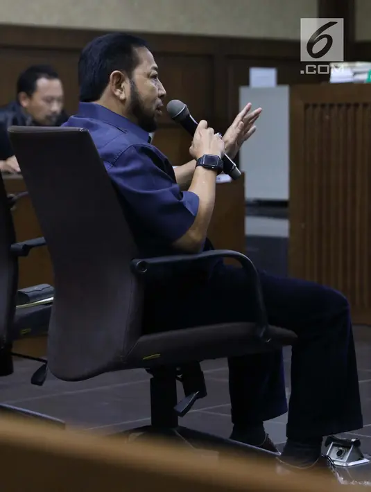 Terpidana korupsi e-KTP, Setya Novanto menjawab pertanyaan saat menjadi saksi dalam kasus dugaan suap proyek PLTU Riau-1 dengan terdakwa, Sofyan Basir yang juga mantan Dirut PLN di Pengadilan Tipikor, Jakarta, Senin (12/8/2019). Sidang mendengar keterangan saksi. (Liputan6.com/Helmi Fithriansyah)
