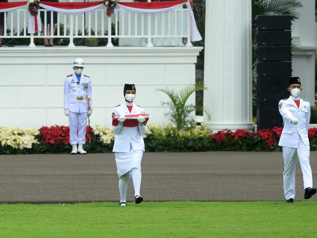 Upacara Penurunan Bendera Hut Ke 75 Ri Sylvia Kartika Putri Jadi Pembawa Baki News Liputan6 Com