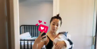Nikita Willy membagikan beberapa foto setelah satu bulan menjadi ibu anak dua. Ia pun tampil sederhana menunjukan aura keibuannya. Misalnya sambil menggedong putra ke-2nya, Nikita mengenakan bra top hitam dengan outer kotak-kotak. Rambutnya pun cukup dicepol. [@nikitawillyofficial94]