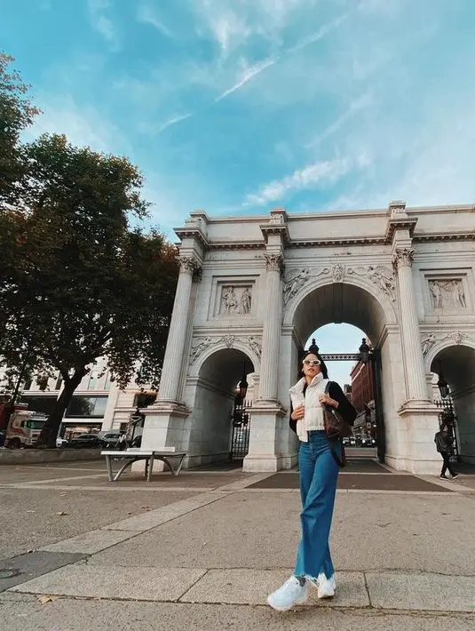 Seperti potret ini, ia memadukan long sleeve top hitam sebagai inner, puffer fest sebagai outer, dan celana jeans kulot sebagai bawahan. @maudyayunda.