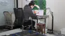 Seorang staf melakukan live streaming sembari membuka kerang mutiara di Wilayah Xiahu, Zhuji, Provinsi Zhejiang, China timur (17/2/2020). Mereka telah meraup lebih banyak pendapatan dibandingkan dengan periode yang sama tahun lalu karena orang lebih suka tinggal di rumah. (Xinhua/Guo Bin)