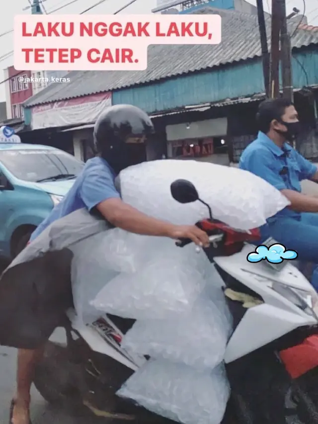 6 Potret Orang Bawa Es Batu Pakai Motor, Berpacu dengan Waktu