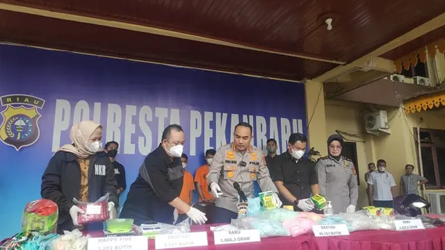 Konferensi pers pengungkapan narkoba jenis sabu dan ekstasi yang diedarkan suami-istri di Polresta Pekanbaru.