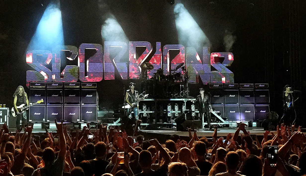 Scorpions dengan vokalis Klaus Meine, gitaris Rudolf Schenker, Matthias Jabs dan basis Pawel Maciwoda saat tampil dalam konser di Stadion Tsirion Limassol, Siprus, Selasa (12/7/2022). Konser Grup Band asal Jerman ini sebagai bagian dari tur peringatan 50 tahun grup mereka dan perilisan album mereka 'Rock Believer'. (AP Photo/Petros Karadjias)