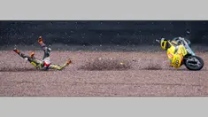 Pebalap Kalex, Alex Rins, tergelincir saat balapan Moto2 GP Jerman di Sirkuit Sachsenring, Minggu (17/7/2016). (AFP/Robert Michael)