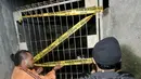 Rumah terduga teroris, Akbar alias Muri alias Donal (28) tampak gelap gulita dan terpasang garis polisi di pagar depan rumah terduga pelaku, Jakarta, Selasa (24/6/14). (Liputan6.com/Johan Tallo)