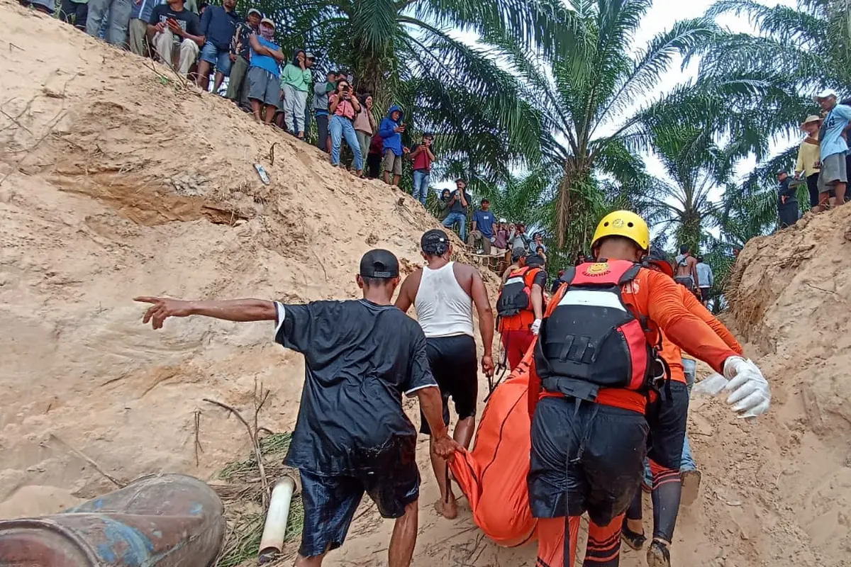 Proses evakuasi pekerja tambang pasir yang tewas tenggelam di Sungai Way Seputih Kampung, Lampung Tengah. Foto : (Istimewa).