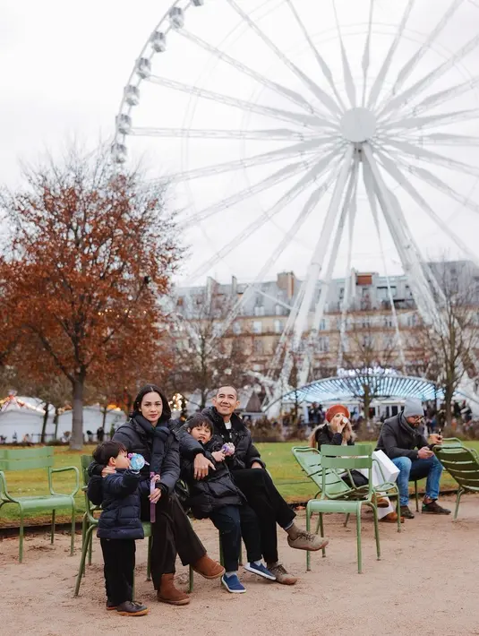 Bersama keluarga kecilnya, Andien kompak berbusana nuansa hitam nan edgy.