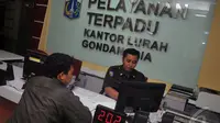 Setiap Kelurahan agar mempermudah masyarakat untuk mengurus surat - surat penting contohnya surat tanah, dan lain -lain, Jakarta, Senin (12/1/2015). (Liputan6.com/JohanTallo)