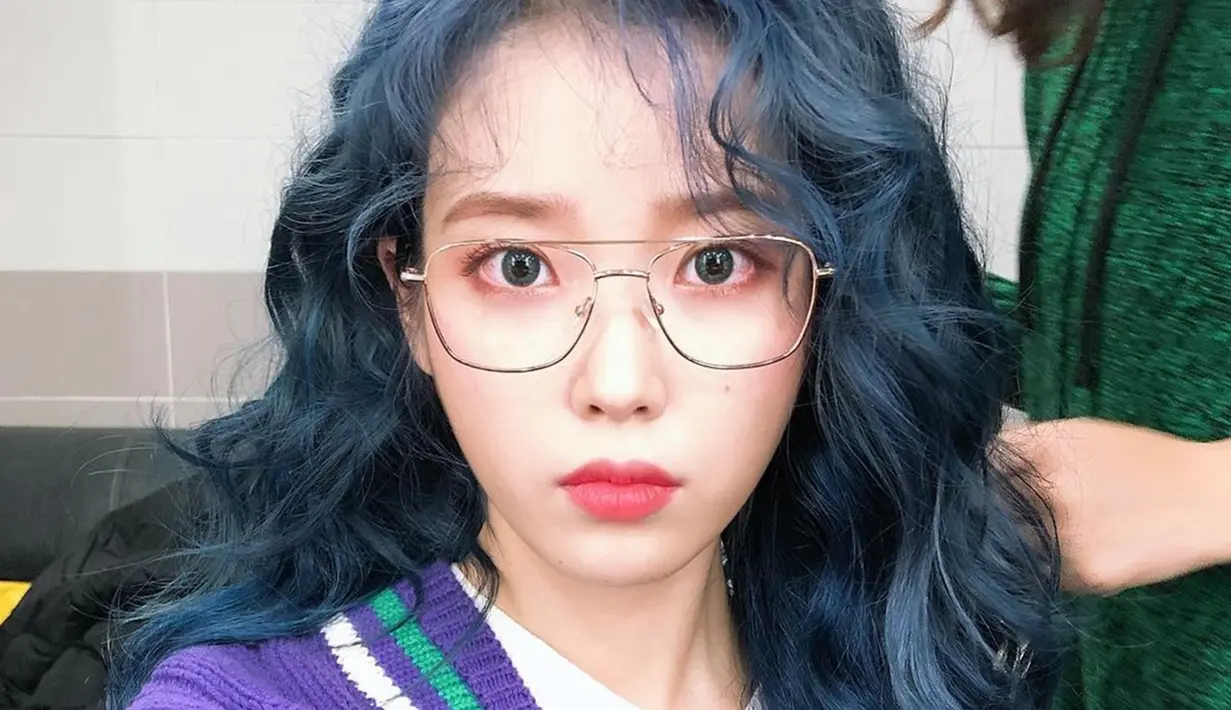 Dalam akun Instagram, IU juga cukup sering mengunggah berbagai gaya saat melakukan selfie. Meski tampil dengan ekspresi datar, penampilan IU ini justru banjir pujian netizen. (Liputan6.com/IG/@dlwlrma)