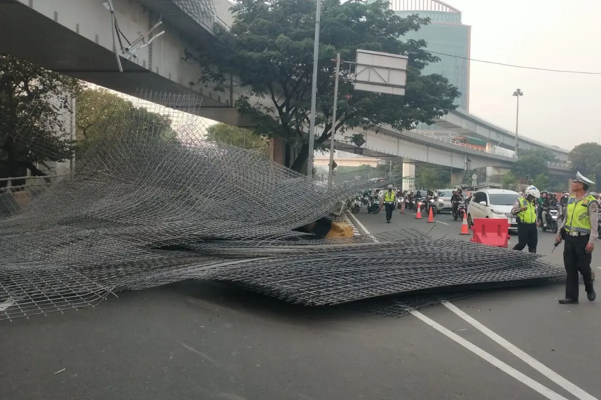 Truk Terguling di Tomang, Besi 30 Ton Berserakan Tutup Akses Tol Kebon Jeruk