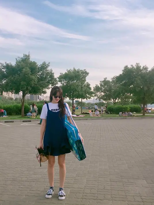 Dalam suratnya juga Hyuna menuliskan bahwa dia mengucapkan rasa terima kasih yang mendalam kepada rekan-rekan Star Empire yang telah membantu membesarkan  namanya selama ini. (Instagram/moongom119)