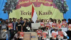 Puluhan orang yang tergabung dalam Koalisi Masyarakat Sipil Anti Korupsi peringati hari anti korupsi yang jatuh besok 9 desember dengan menggelar mimbar dan orasi di depan gedung DPR, Jakarta, Selasa (12/8). (Liputan6.com/Johan Tallo)