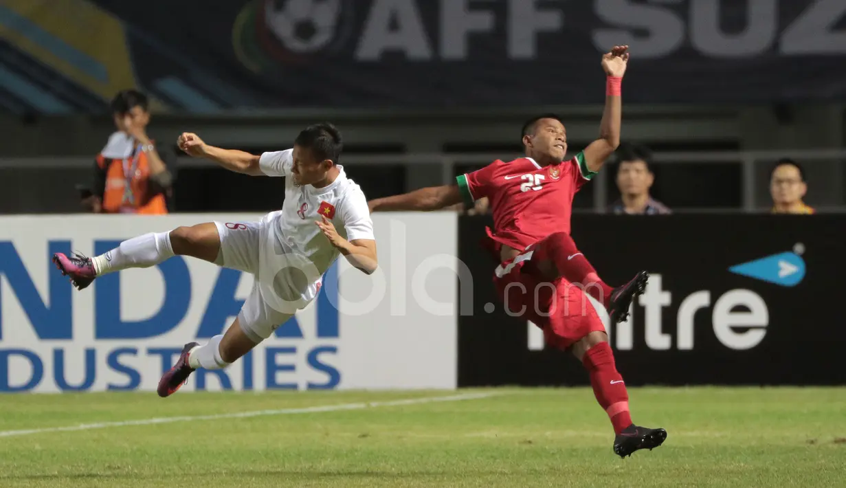 Pemain Timnas Indonesia, Manahati Lestusen (kanan), berduel dengan pemain Vietnam dalam laga leg pertama semifinal Piala AFF 2016 di Stadion Pakansari, Bogor, Sabtu (3/12/2016). (Bola.com/Nicklas Hanoatubun)