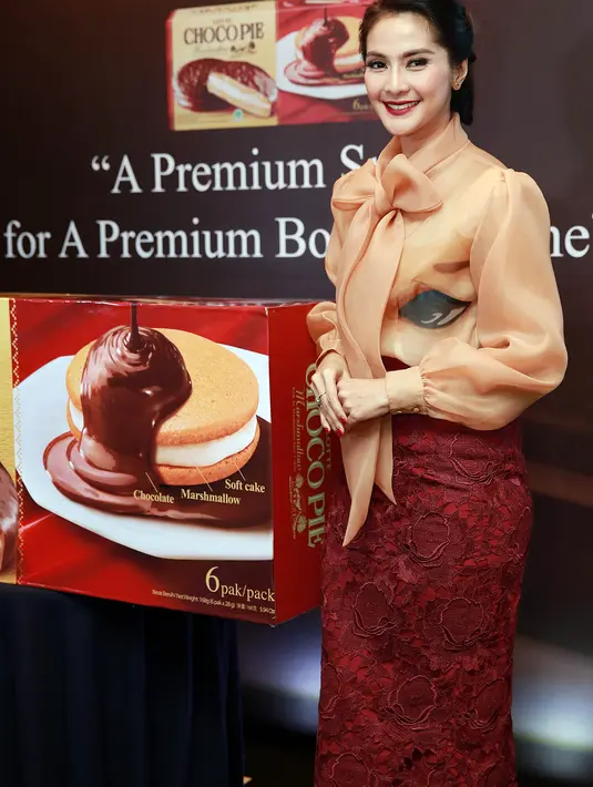 "Kadang kalau anakku ada pementasan, aku syuting di Cikarang, aku minta ijin syuting jam 12, foto anak dulu, video dulu, baru ijin syuting. Kadang ada momen yang nyesek juga sih," tukas Maudy. (Deki Prayoga/Bintang.com)