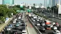 Aktivitas Ibu Kota yang kembali normal membuat jalanan di Jakarta kembali macet. 