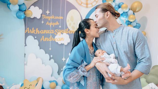 Tampil Kompak dengan Nuansa Biru, Ini 7 Momen Aqiqah dan Tasyakuran Anak Ketiga Sylvia Fully
