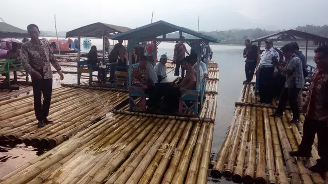 Rombongan Menteri Sri Mulyani dan pejabat tinggi negara lainnya ikut merasakan sensasi naik rakit Situ Bagendit, Garut, Jawa Barat
