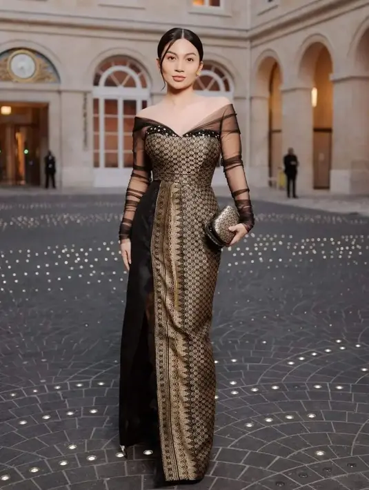 “Perpaduan antara material solid dan transparan membuat kombinasi menarik. Seperti halnya hidup. Keberagaman menambah keindahan. Taburan kristal pada busana menambah kilau ‘bintang’ malam itu,” Didiet Maulana mengakhiri seraya berterima kasih kepada Ariel Tatum yang bersedia membawa keindahan karya anak bangsa menuju panggung dunia. (Foto: Dok. Instagram @didietmaulana)