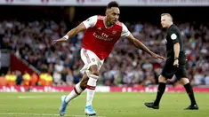 Penyerang Arsenal, Pierre-Emerick Aubameyang berselebrasi usai mencetak gol ke gawang Aston Villa pada pertandingan lanjutan Liga Inggris di Stadion Emirates, London (22/9/2019). Gol Aubameyang pada menit ke 84 menjadi penentu kemenangan Arsenal atas Aston Villa 3-2. (AP Photo/Steven Paston)
