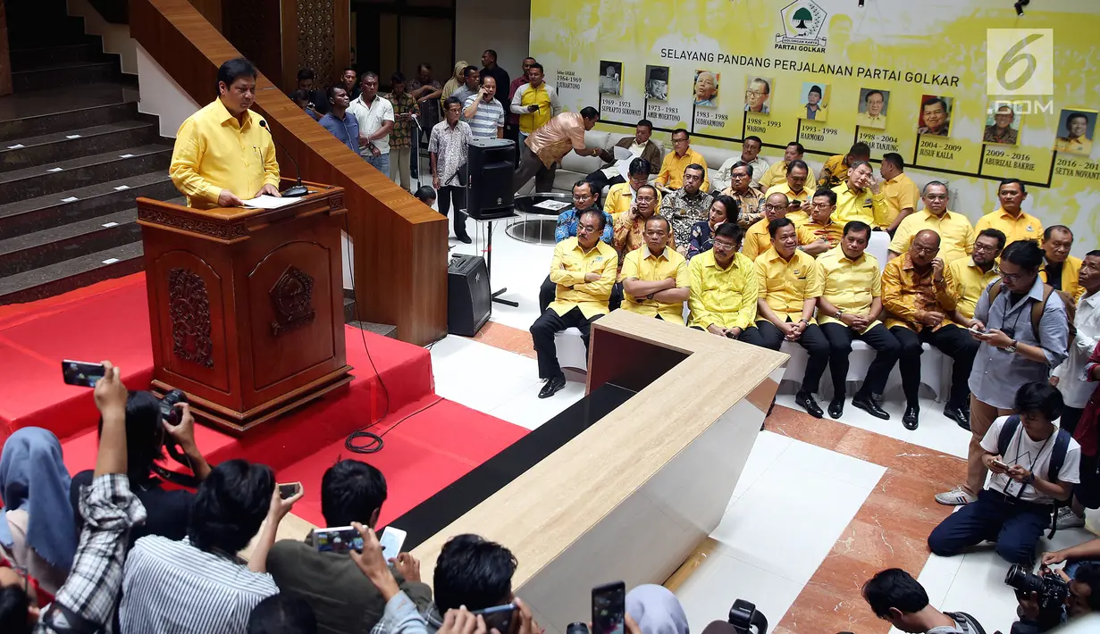 Ketua Umum Partai Golkar Airlangga Hartarto mengumumkan pengurus baru Partai Golkar periode 2018-2019 di DPP Partai Golkar, Slipi, Jakarta, Senin (22/1). Airlangga mengatakan revitalisasi ini berfokus pada Pemilu 2019. (Liputan6.com/JohanTallo)
