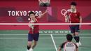 Pebulu tangkis China Yue Du/Yin Hui Li saat melawan pebulu tangkis Indonesia Greysia Polii/Apriyan Rahayu pada perempat final ganda putri di Olimpiade Tokyo 2020, Tokyo, Jepang, Kamis (29/7/2021). Greysia Polii/Apriyan Rahayu menang. (AP Photo/Markus Schreiber)