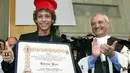 Valentino Rossi saat menerima gelar kehormatan dari Universitas Urbino, Italia. (31/5/2005). (AFP/Tiziana Fabi)