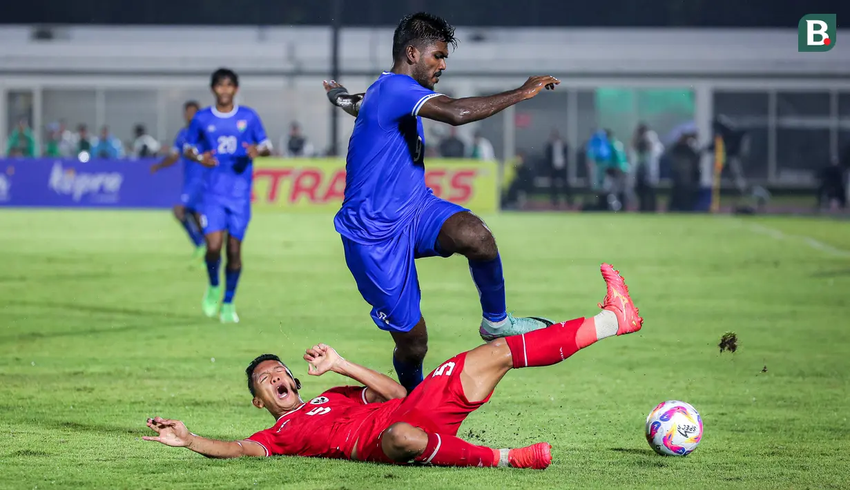 <p>Pemain Timnas Indonesia U-20, Muhammad Alfharezzi Buffon (bawah) berusaha merebut bola pemain Maladewa, Shanaan Rashaad pada laga Kualifikasi Piala Asia U-20 2025 di Stadion Madya, Senayan, Jakarta, Rabu (25/09/2024). (Bola.com/Bagaskara Lazuardi)</p>