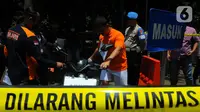 Anggota Densus 88 Bripda Haris Sitanggang alias Bripda HS menjalani salah satu adegan saat rekonstruksi pembunuhan sopir taksi online Sony Rizal Taihitu (56) di lapangan Direktorat Reserse Kriminal Umum Polda Metro Jaya, Jakarta, Kamis (16/2/2023). Bripda HS menjalani 37 adegan sebagai rangkaian peristiwa pembunuhan Sony Rizal Taihitu di Jalan Nusantara Perumahan Bukit Cengkeh, Kelurahan Tugu Cimanggis, Depok, Jawa Barat. (merdeka.com/Imam Buhori)