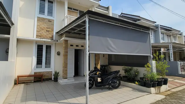 Desain Teras Tanpa Atap vs Kanopi untuk Parkir Motor/ Ilustrasi AI