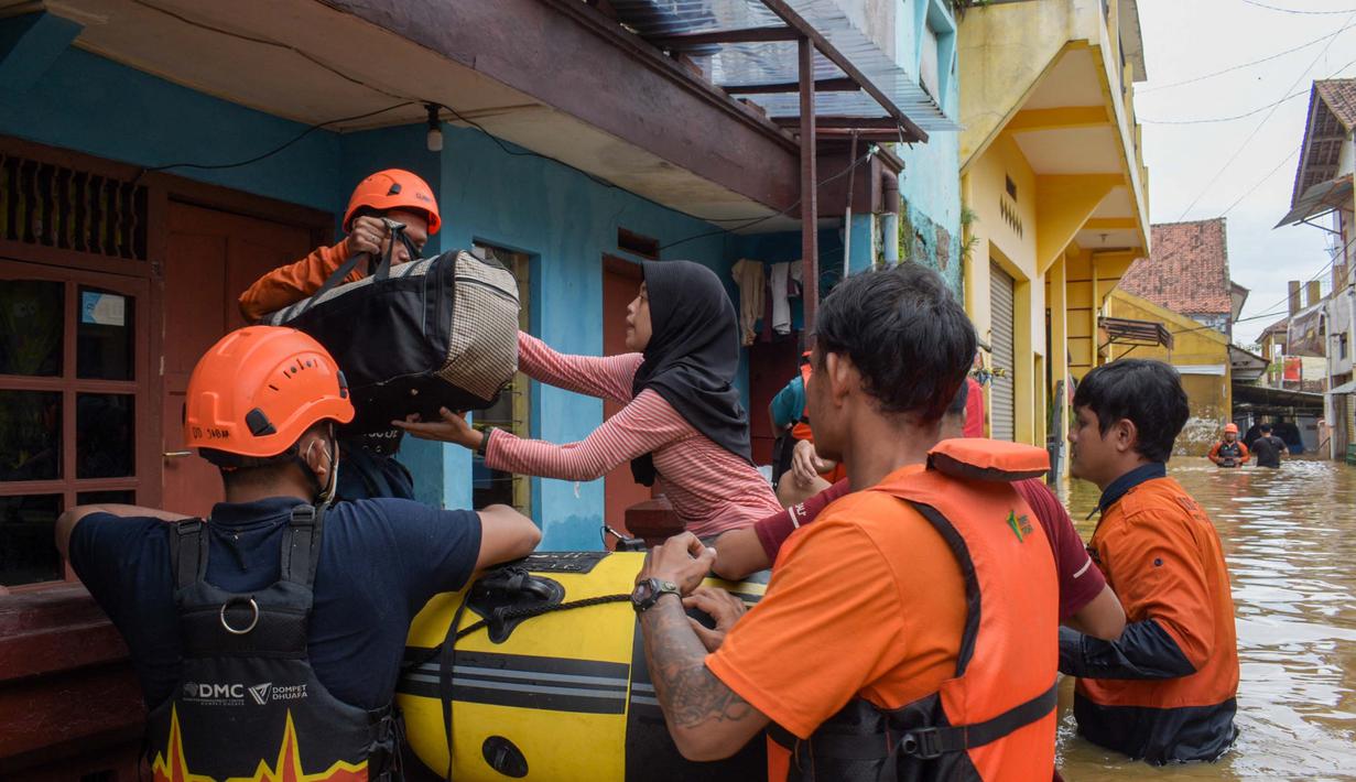 <p>Banjir disebabkan jebolnya tanggul sungai Cigede dan ribuan warga terdampak banjir tersebut. (TIMUR MATAHARI/AFP)</p>