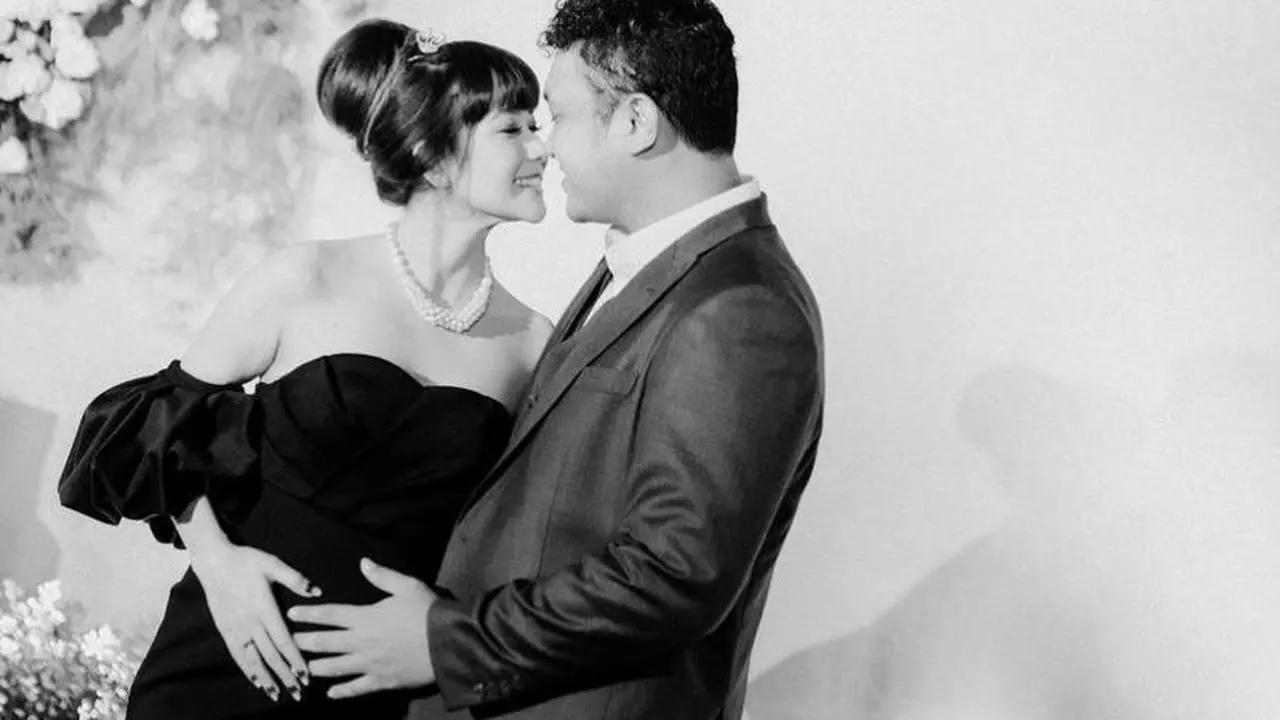 8 Gaya Adiezty Fersa Istri Gilang Dirga di Acara Baby Shower, Tampil Cantik Dandan ala Audrey Hepburn