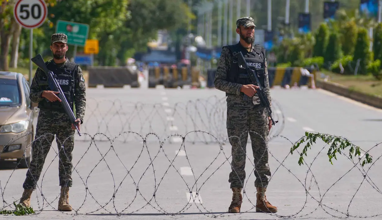 Tentara berjaga di pos pemeriksaan untuk memastikan keamanan menjelang kemungkinan negosiasi antara Amerika Serikat dan Iran di ibu kota Pakistan, Islamabad, Jumat 10 April 2026. Jelang pelaksanaan perundingan damai antara Amerika Serikat dan Iran, yang dijadwalkan berlangsung pada Jumat 10 April 2026, otoritas Pakistan memperketat keamanan di Islamabad. (AP Photo/Anjum Naveed)