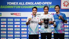 Peraih medali emas, Jonatan Christie (kanan) berpose bersama Anthony Sinisuka Ginting dan pelatih Irwansyah usai laga Final Tunggal Putra Kejuaraan Bulutangkis Terbuka All England di Utilita Arena, Birmingham, Inggris, pada 17 Maret 2024. (JUSTIN TALLIS/AFP)