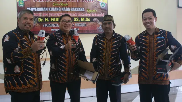 Kujang Raksasa Karya Perajin Keris Sumenep
