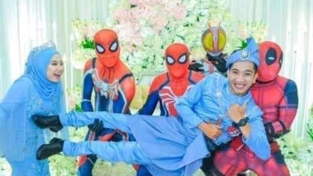 Kakak laki-laki pakai kostum superhero di pernikahan adik