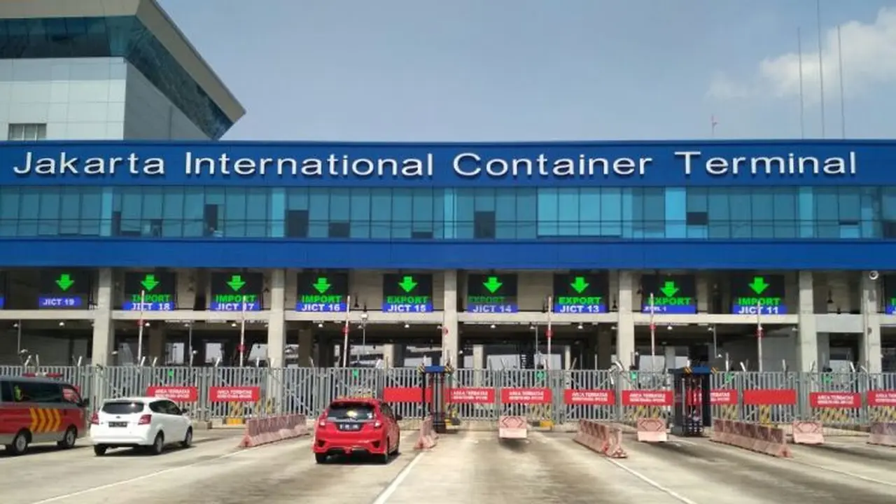 Suasana Jakarta International Container Terminal (JICT) yang lumpuh total akibat mogok pekerja. (Moch Harun Syah/Liputan6.com)