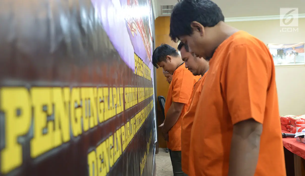 Para tersangka dalam rilis pengungkapan peredaran narkotika jaringan internasional Malaysia-Indonesia di Bareskrim, Mabes Polri, Jakarta, Kamis (1/8/2019). Dit Tipidnarkoba Bareskrim Polri mengamankan empat tersangka dan barang bukti 43,5 kg sabu Kabupaten Bengkalis, Riau. (merdeka.com/Imam Buhori)