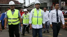 Menteri Perhubungan (Menhub) Budi Karya Sumadi melakukan kunjungan ke Stasiun Manggarai, Jakarta, Sabtu (16/2). Dalam kunjungannya, Menhub Budi melihat progres revitalisasi Stasiun Manggarai. Merdeka.com/Imam Buhori)