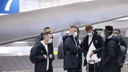 Para pemain Ludogorets mengenakan masker saat tiba di bandara Malpensa di Milan, Italia (26/2/2020). Mengantisipasi menularnya COVID-19, pertandingan antara Inter Milan dan Ludogorets  tanpa penonton. (Ludogorets FC via AP)