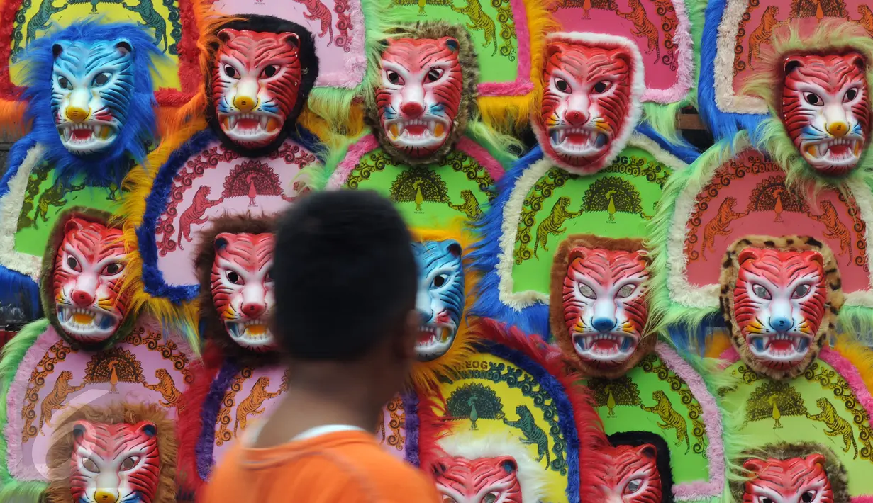 Mainan reog dipasarkan pada Festival Kemang di Jalan Kemang Raya, Jakarta (7/11/2015). Ratusan stand yang menjual berbagai berjejer di sepanjang jalan Kemang Raya. (Liputan6.com/Helmi Fithriansyah)