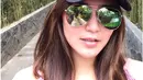 Saat berlibur di Eco Green Park, Batu, Masayu Clara berselfie dengan mengenakan kacamata dan memakai topi. Gaya selfienya Masayu Clara ini mencuri perhatian publik. Kacamata dan topi menyempurnakan gaya OOTD Masayu Clara yang simpel tapi tetap keren. (Liputan6.com/IG/@masayuclara)