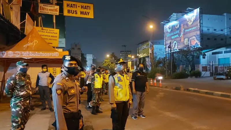 Chek point larangan mudik di Harapan Indah Bekasi dijaga petugas gabungan